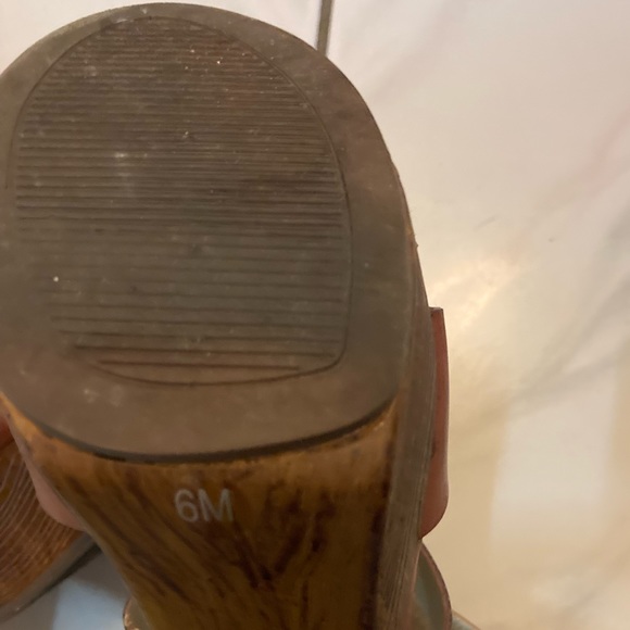 Guess sandals worn size 6 - Picture 3 of 3